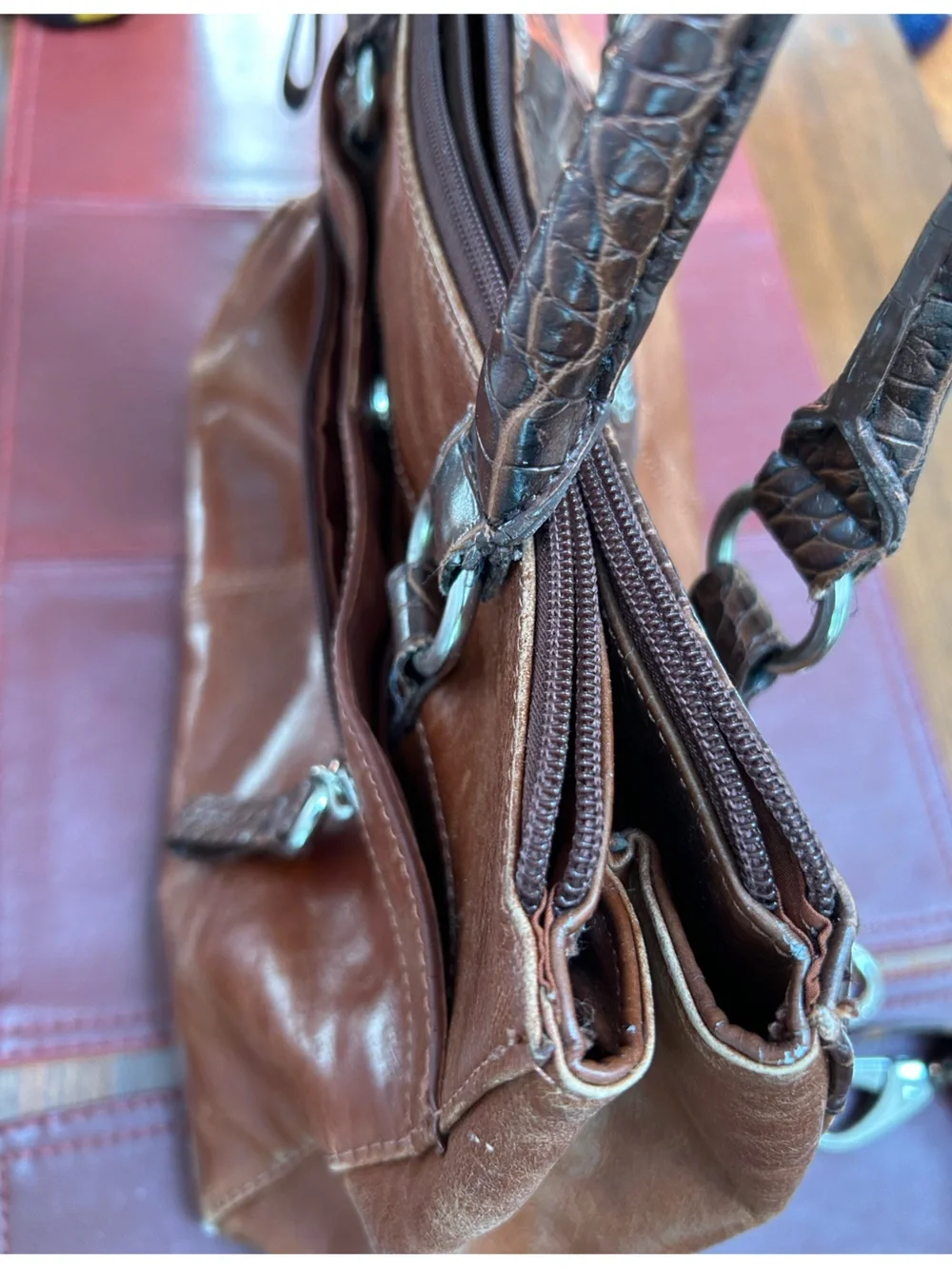 Vintage Classic Gianni Bernini Brown Leather Tote Handbag, many sections. Zips.